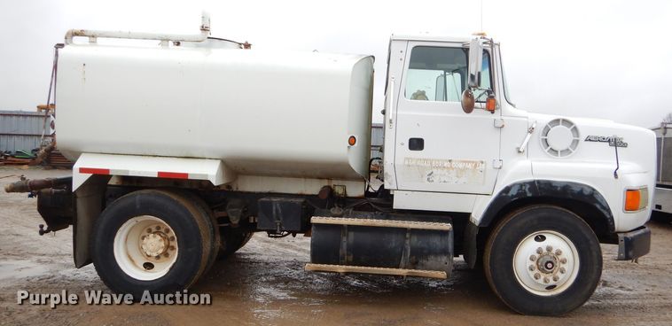 image for item GO9978 1992 Ford LA8000 water truck