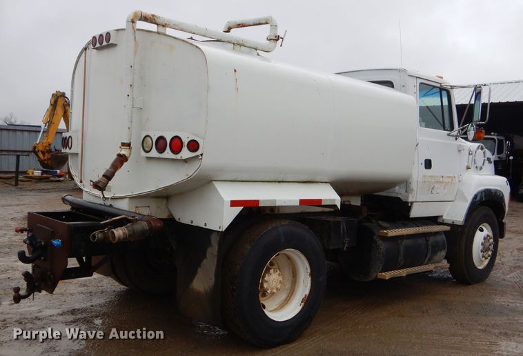 image for item GO9978 1992 Ford LA8000 water truck