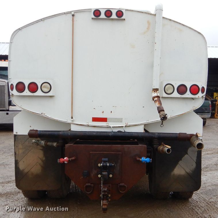 image for item GO9978 1992 Ford LA8000 water truck