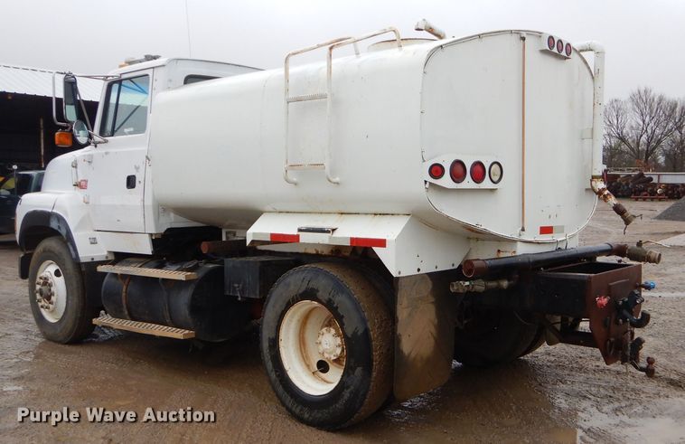 image for item GO9978 1992 Ford LA8000 water truck