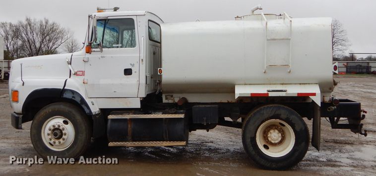 image for item GO9978 1992 Ford LA8000 water truck