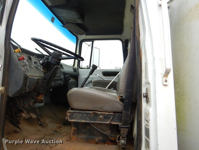 image for item GO9978 1992 Ford LA8000 water truck