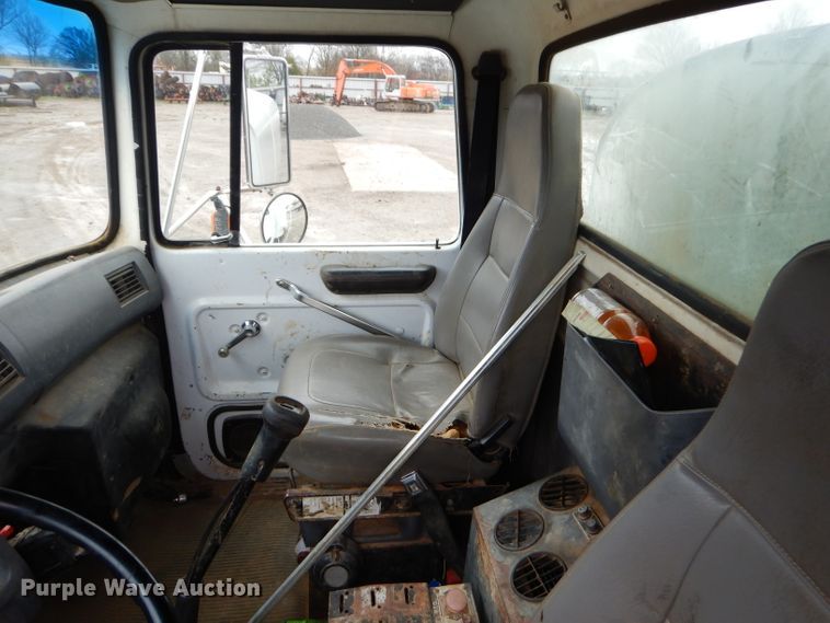 image for item GO9978 1992 Ford LA8000 water truck