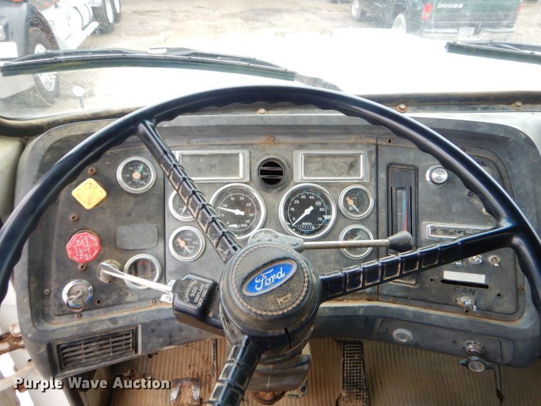 image for item GO9978 1992 Ford LA8000 water truck