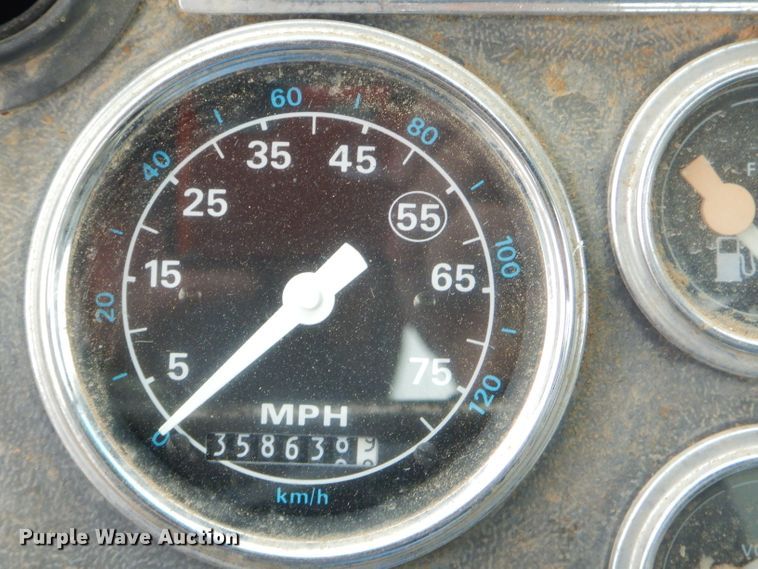 image for item GO9978 1992 Ford LA8000 water truck