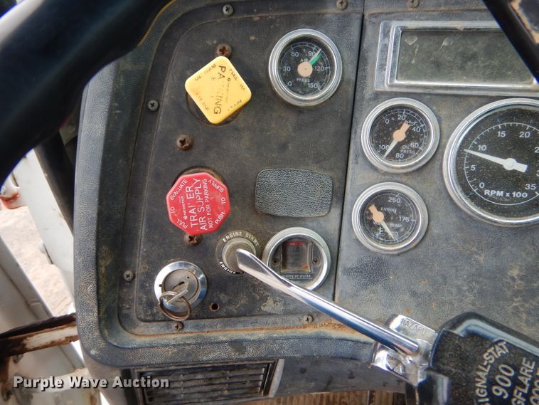 image for item GO9978 1992 Ford LA8000 water truck