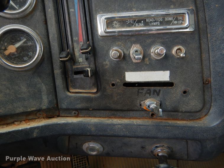 image for item GO9978 1992 Ford LA8000 water truck