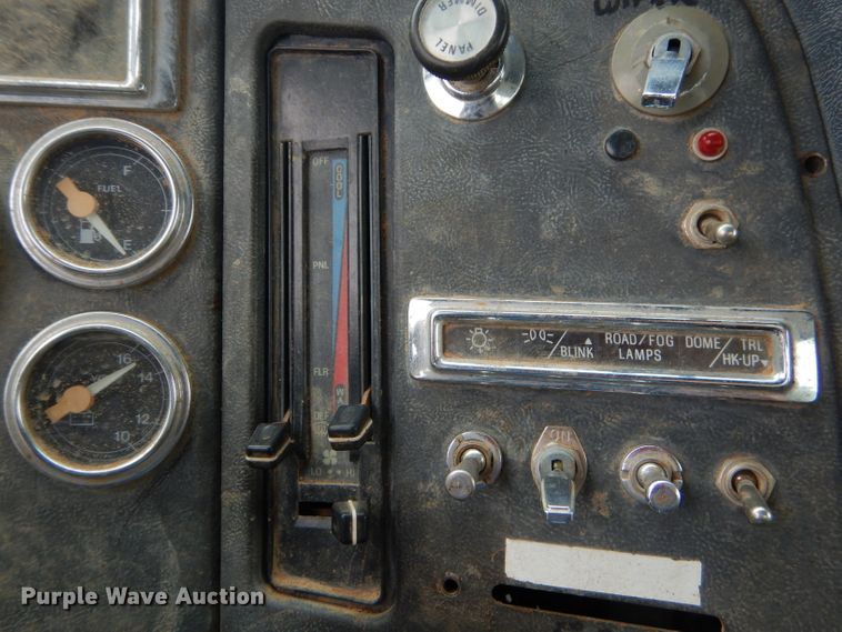 image for item GO9978 1992 Ford LA8000 water truck