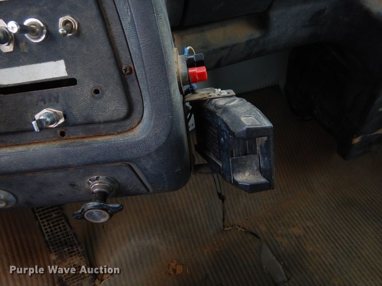 image for item GO9978 1992 Ford LA8000 water truck