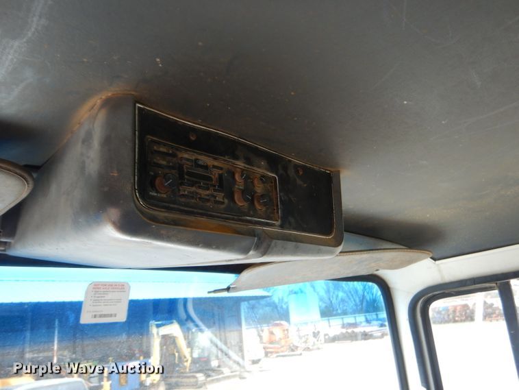 image for item GO9978 1992 Ford LA8000 water truck