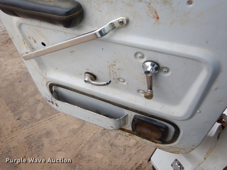 image for item GO9978 1992 Ford LA8000 water truck