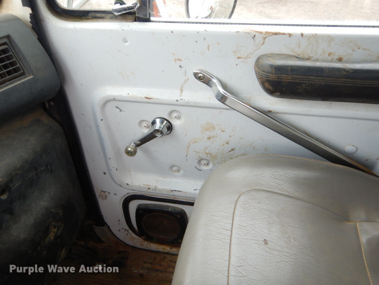 image for item GO9978 1992 Ford LA8000 water truck