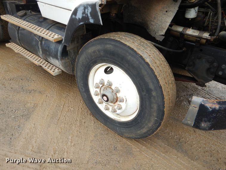 image for item GO9978 1992 Ford LA8000 water truck