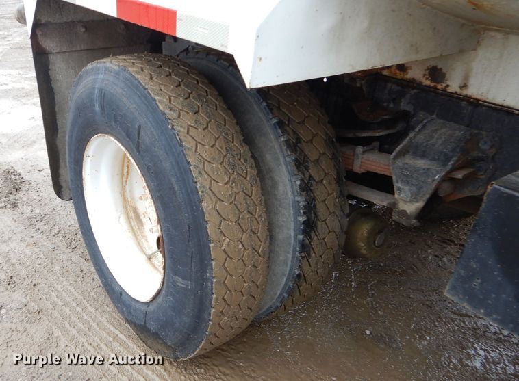 image for item GO9978 1992 Ford LA8000 water truck