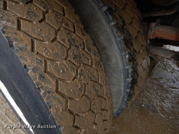 image for item GO9978 1992 Ford LA8000 water truck