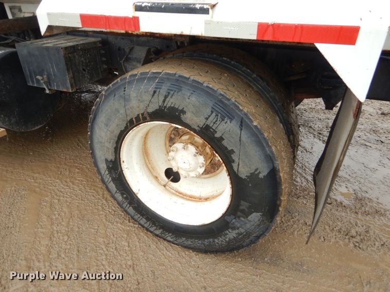 image for item GO9978 1992 Ford LA8000 water truck