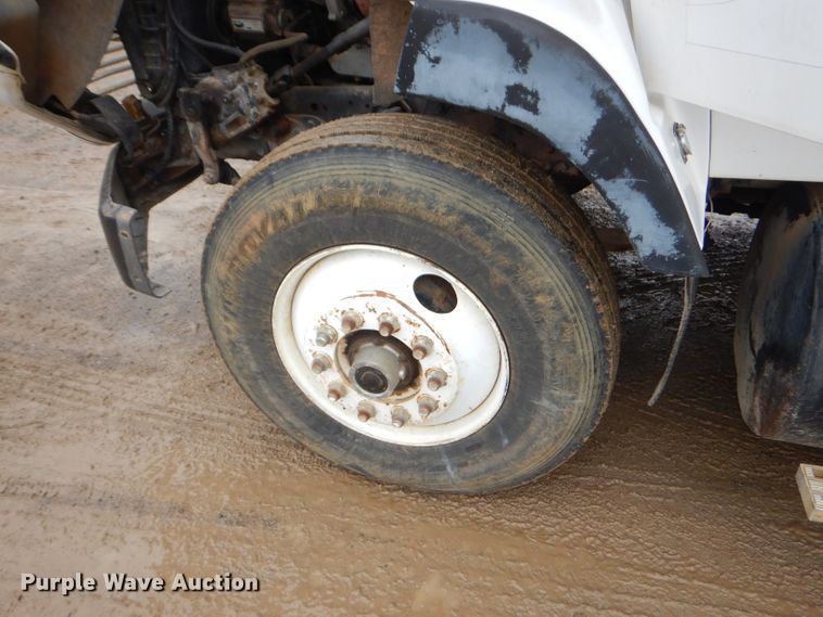 image for item GO9978 1992 Ford LA8000 water truck