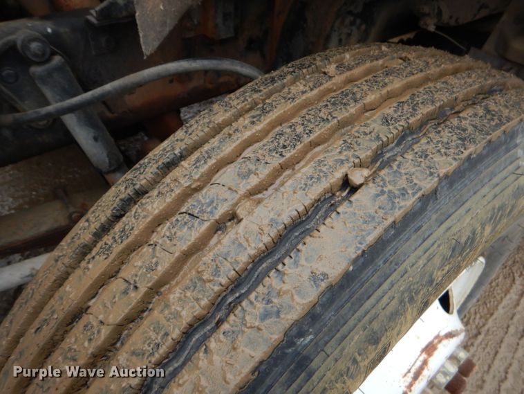 image for item GO9978 1992 Ford LA8000 water truck