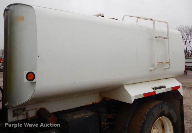 image for item GO9978 1992 Ford LA8000 water truck