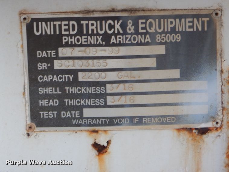 image for item GO9978 1992 Ford LA8000 water truck