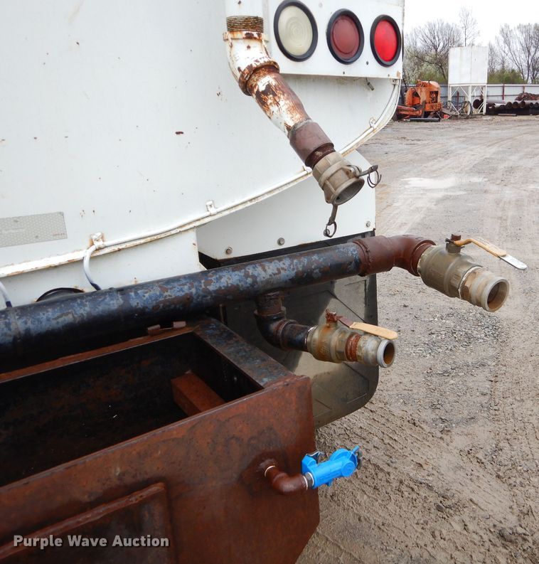 image for item GO9978 1992 Ford LA8000 water truck