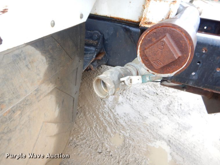 image for item GO9978 1992 Ford LA8000 water truck