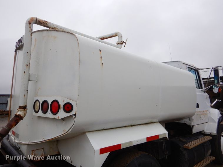 image for item GO9978 1992 Ford LA8000 water truck