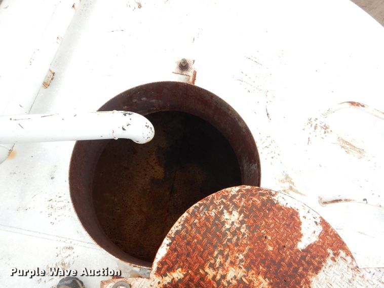 image for item GO9978 1992 Ford LA8000 water truck