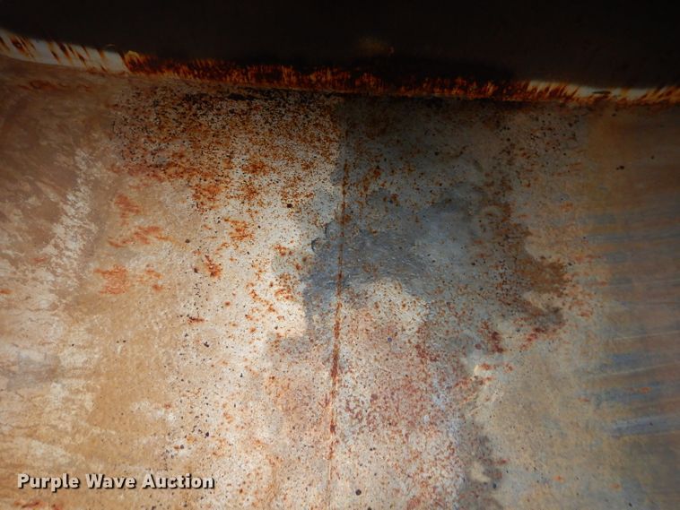 image for item GO9978 1992 Ford LA8000 water truck