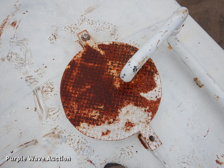 image for item GO9978 1992 Ford LA8000 water truck