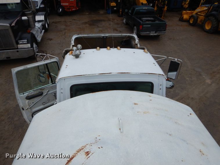 image for item GO9978 1992 Ford LA8000 water truck