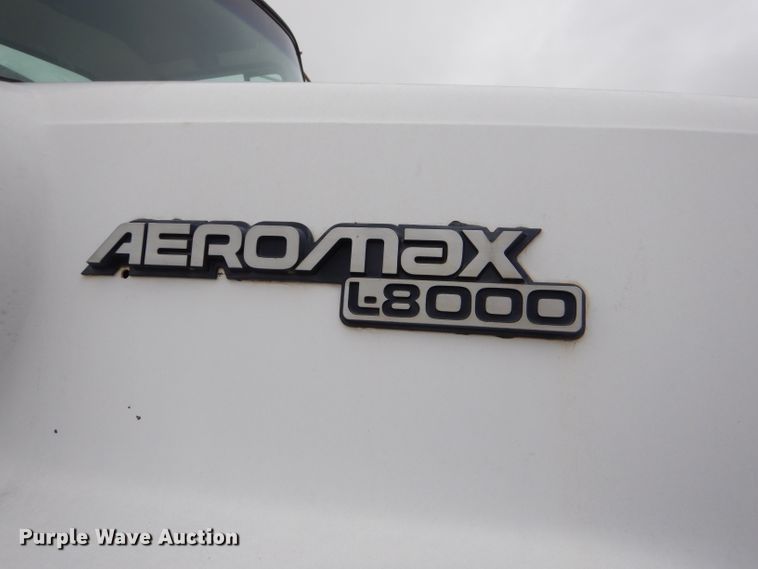 image for item GO9978 1992 Ford LA8000 water truck