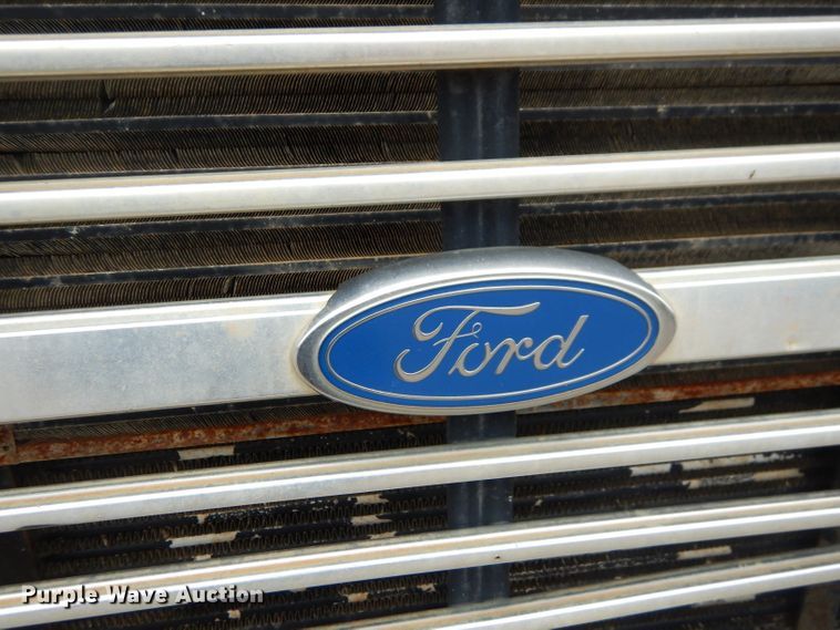 image for item GO9978 1992 Ford LA8000 water truck