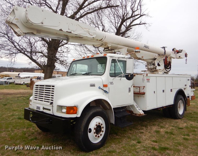 image for item GP9015 2000 International 4900 bucket truck