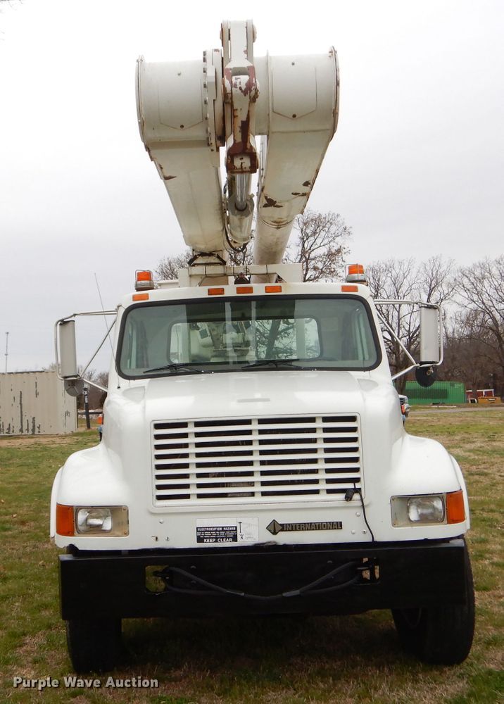 image for item GP9015 2000 International 4900 bucket truck