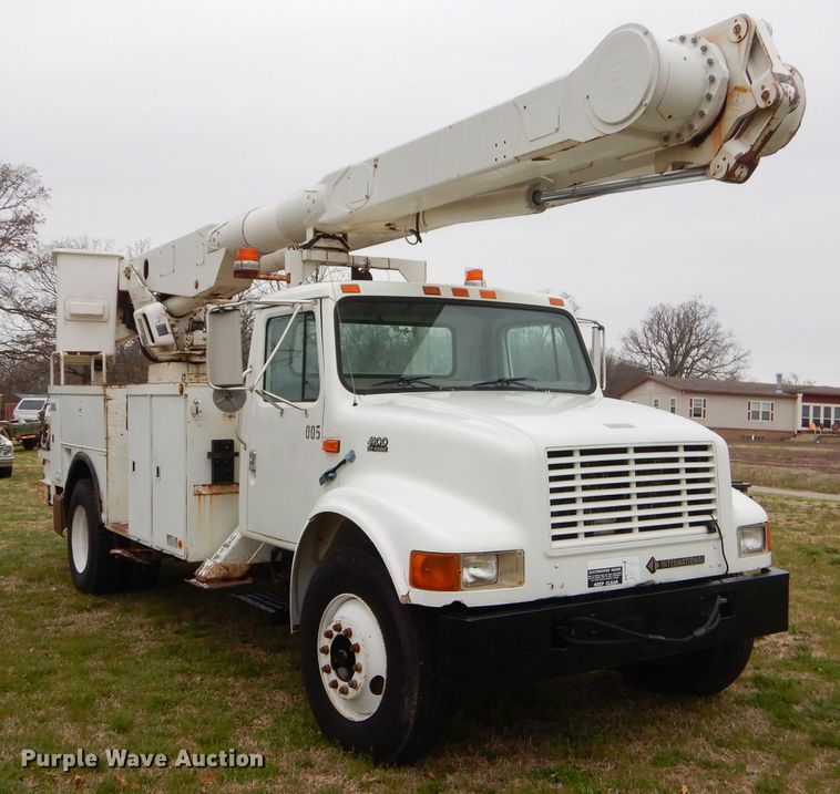 image for item GP9015 2000 International 4900 bucket truck
