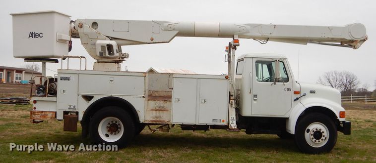 image for item GP9015 2000 International 4900 bucket truck