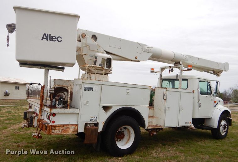 image for item GP9015 2000 International 4900 bucket truck