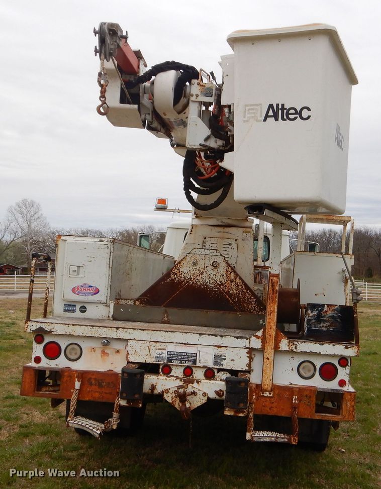 image for item GP9015 2000 International 4900 bucket truck