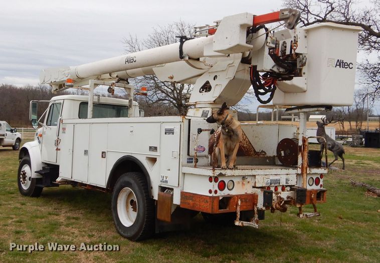 image for item GP9015 2000 International 4900 bucket truck