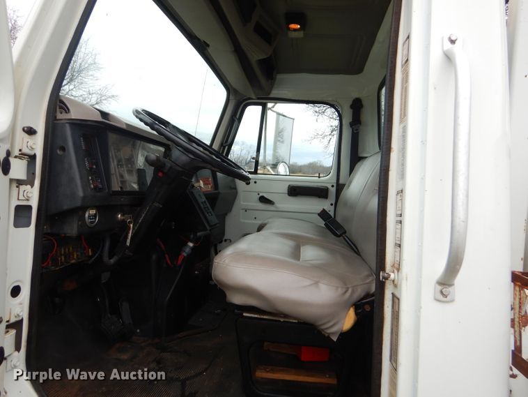 image for item GP9015 2000 International 4900 bucket truck