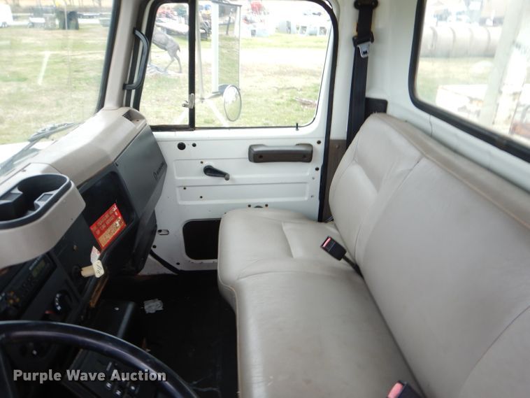 image for item GP9015 2000 International 4900 bucket truck