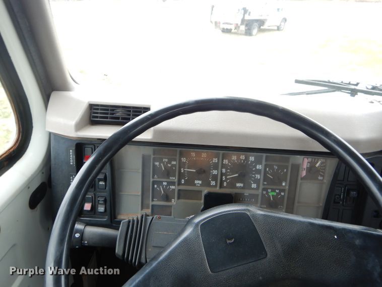 image for item GP9015 2000 International 4900 bucket truck