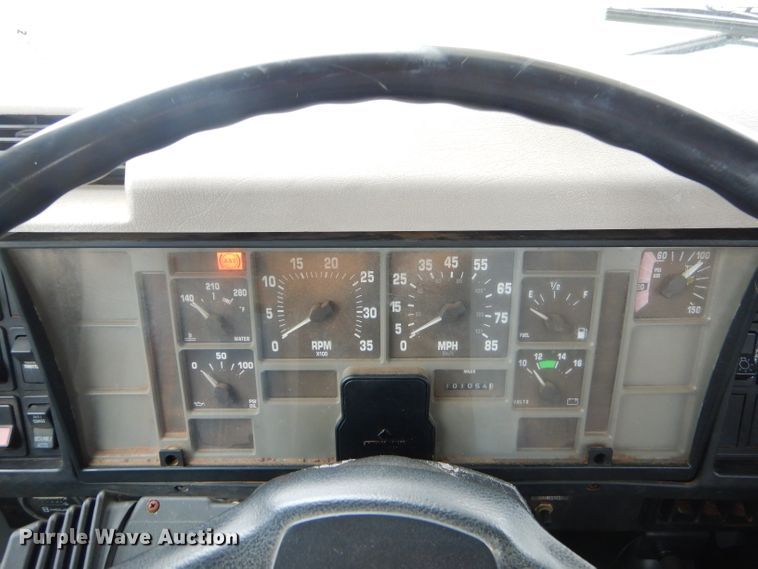 image for item GP9015 2000 International 4900 bucket truck