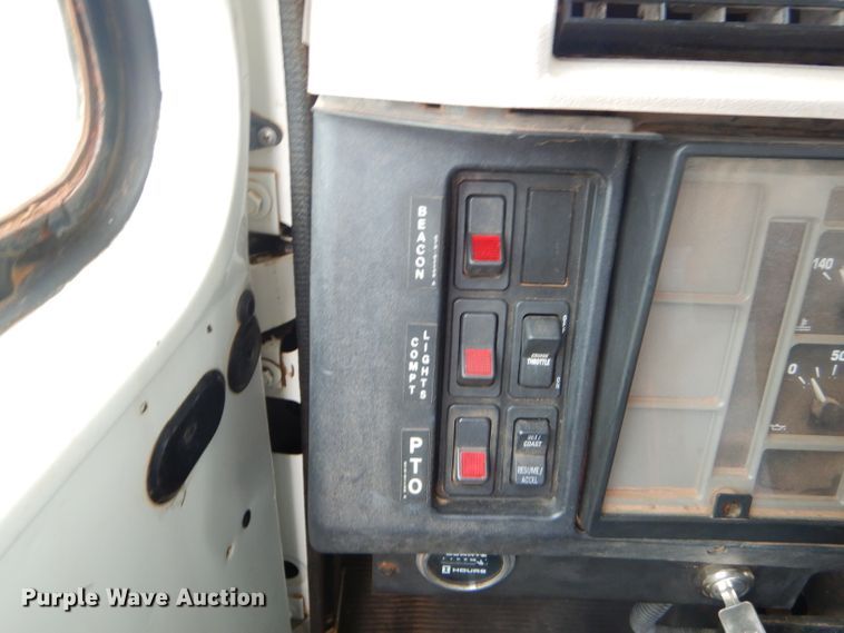 image for item GP9015 2000 International 4900 bucket truck