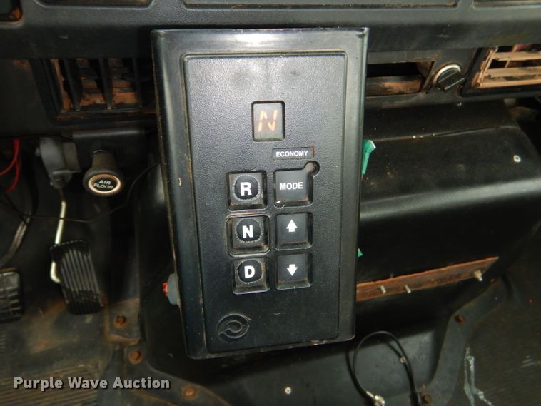 image for item GP9015 2000 International 4900 bucket truck