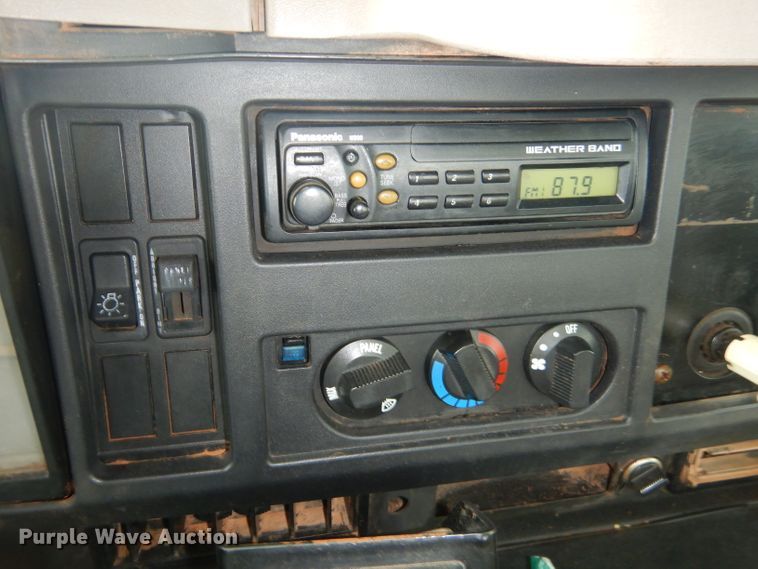 image for item GP9015 2000 International 4900 bucket truck