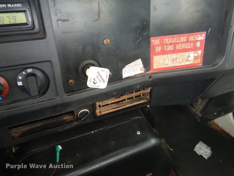 image for item GP9015 2000 International 4900 bucket truck