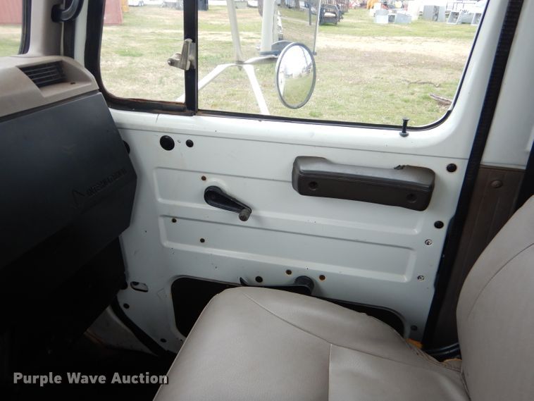 image for item GP9015 2000 International 4900 bucket truck