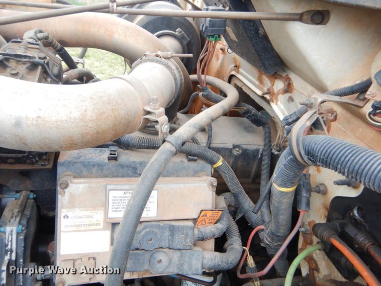 image for item GP9015 2000 International 4900 bucket truck